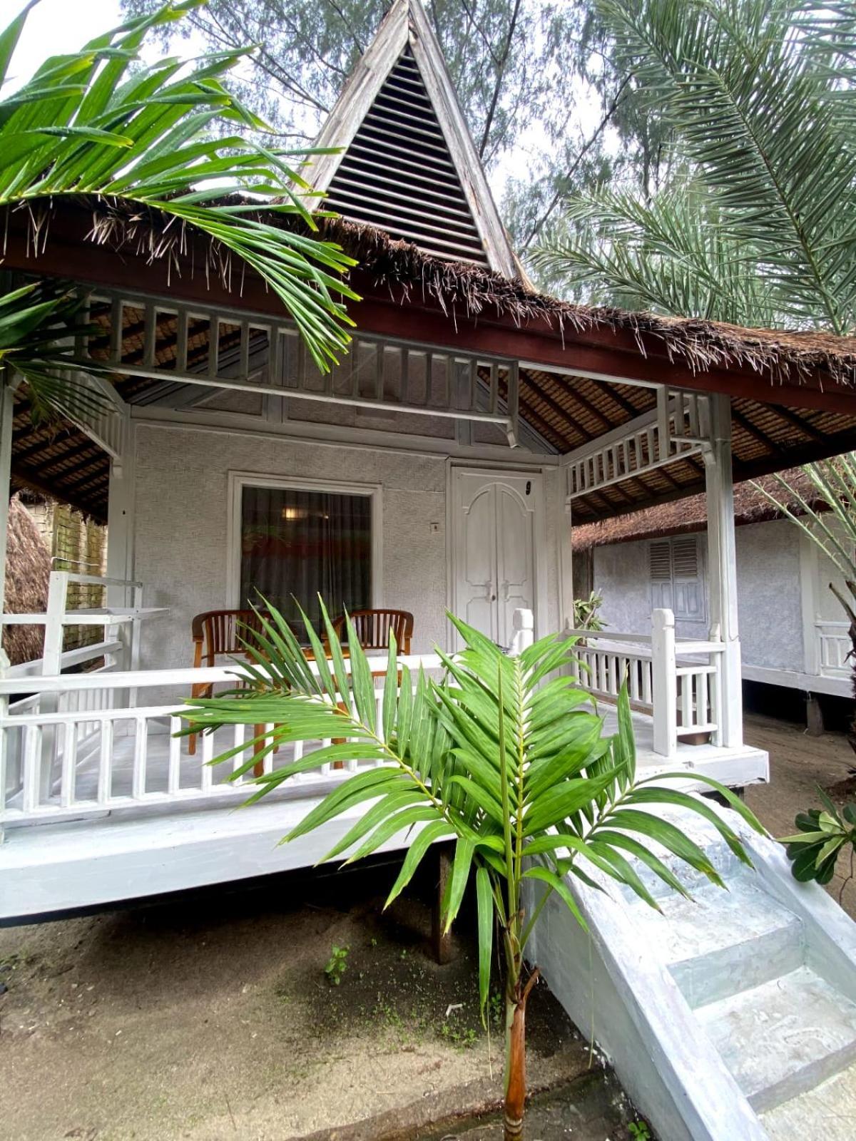 Coral Beach Seaside Gili Trawangan Exterior photo